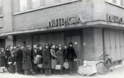 97552 Afbeelding van een rij wachtenden voor de winkel van Nutricia (Nachtegaalstraat 94) te Utrecht.